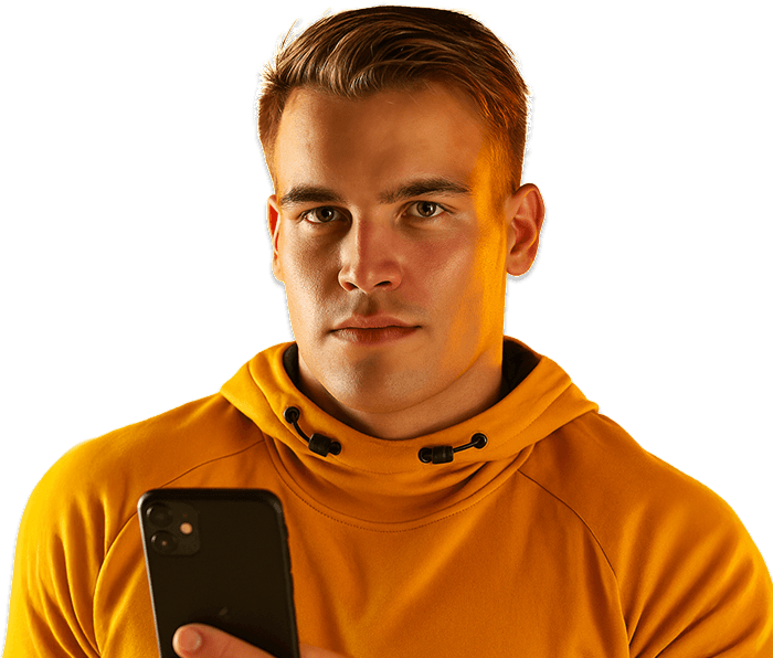 Homem segurando um celular